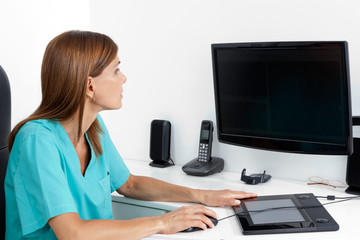 Fototapeta na wymiar Kobieta dentysta przy użyciu komputera