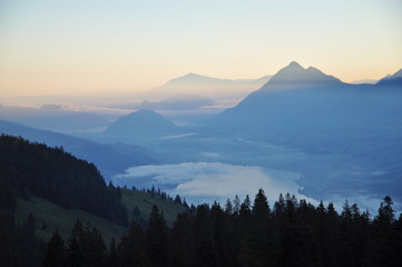 Morgennebel in den Bergen