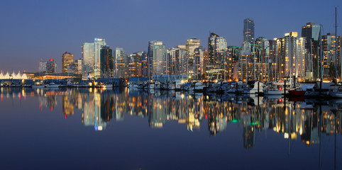 Fototapeta na wymiar Noc w centrum Vancouver, BC Kanada