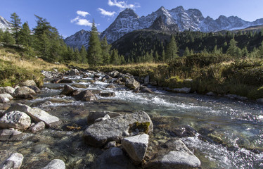 Idyllischer Bergbach in den südtiroler Bergen im Herbst