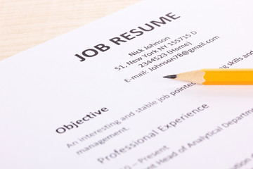 Obraz premium Closeup of resume with pencil on wooden table