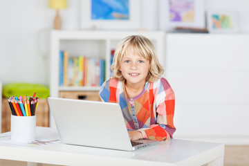 grundschulkind mit laptop