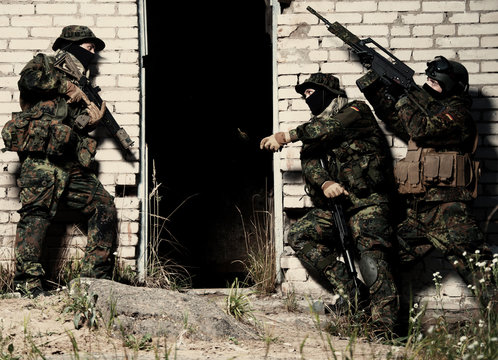 Bundeswehr soldiers in full gear stormed the building