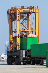 Mobile container spreader