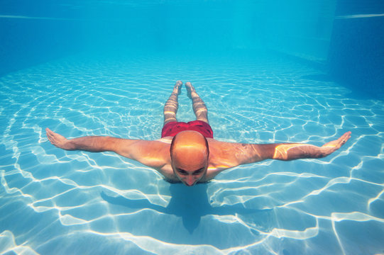 Underwater man in a swimming pool.