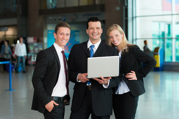 Freundliche Business-Gruppe mit Laptop