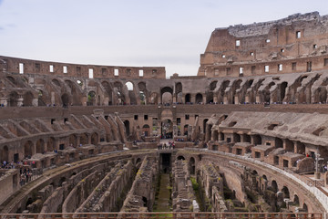 Fototapeta na wymiar Amfiteatr Koloseum w Rzymie, Włochy