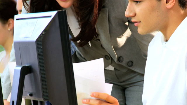 Lecturer instruct classmates researching knowledge