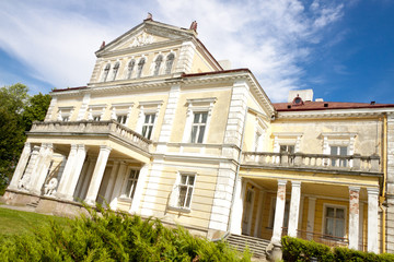 Fototapeta na wymiar Pałac Raczyńskich w Złotym Potoku