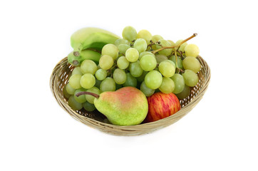 panier oseille rempli de fruits divers isolé sur fond blanc