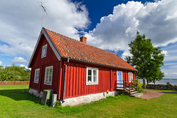 Fototapeta na wymiar Tradycyjny czerwony szwedzki Domek