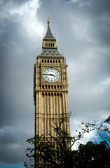 Fototapeta na wymiar Najsłynniejszy zegar wieżowy na świecie - Big Ben w Londynie
