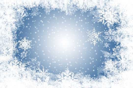 nat&uuml;rlich gewachsene Eiskristalle und Schnee auf Blau