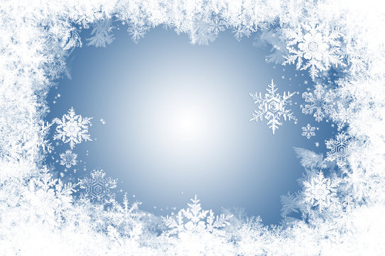 nat&uuml;rliche Eiskristalle und Schnee auf Blau