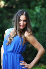 Naklejka premium Ragazza nel parco con vestito blu