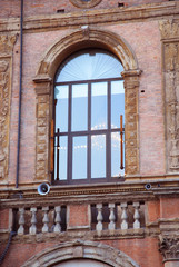 Fototapeta na wymiar Włochy, Bologna Pałac Królewski Enzo okna