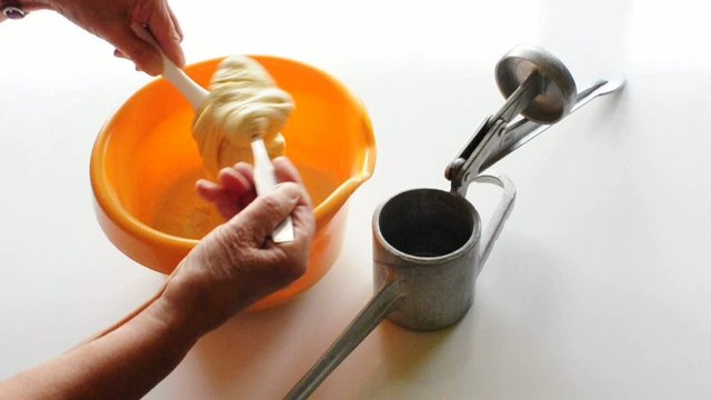f&uuml;llen einer schw&auml;bische Sp&auml;tzlesmaschine