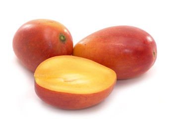 Red mangoes and slices