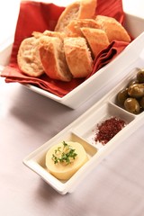 Baguette mit Butter und Oliven