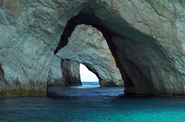 Błękitne jaskinie na wybrzeżu greckiej wyspy Zakynthos - obrazy, fototapety, plakaty