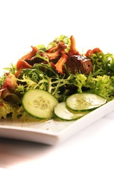 Steak mit Salat garniert mit Pfifferlingen 