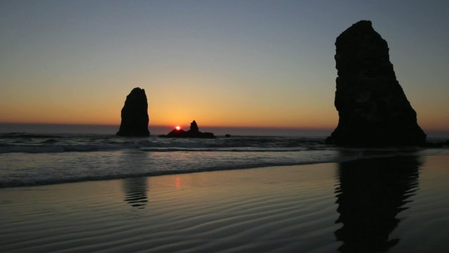 Sunset in Cannon Beach Oregon 1920x1080
