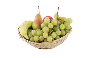 panier de fruit isolé  sur fond blanc