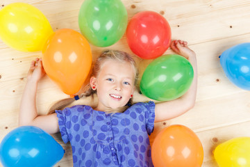 Fototapeta na wymiar dziewczyny leżącej między kolorowych balonów