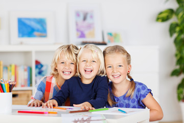 drei mädchen haben spaß