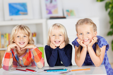 drei lachende kinder