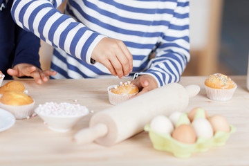 Obraz na płótnie Canvas kinder verzieren törtchen