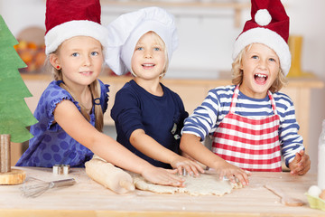 drei mädchen in der weihnachtsbäckerei