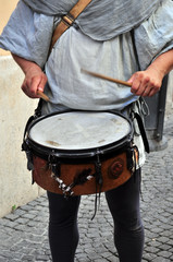 suonatore di tamburo in abiti medievali