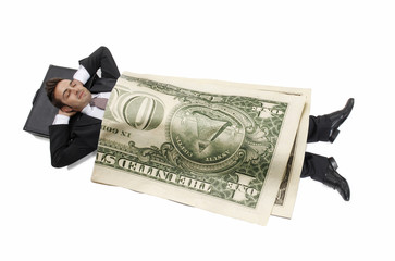 Exitoso hombre de negocios arropado con un billete de dólar.