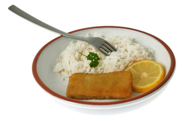 Assiette de riz et poisson pané