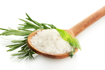 Salz im Löffel mit frischem Basilikum, Thymian und Rosmarin isoliert
