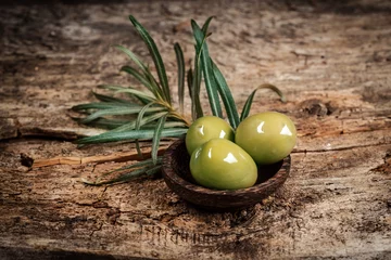 Foto op Plexiglas Olives with leaves on a wooden surface.Olives with leaves on a w © Tim UR
