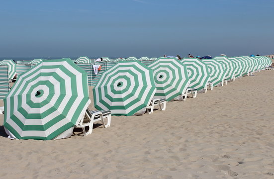 Parasols &agrave; la plage de Coxyde, Belgique
