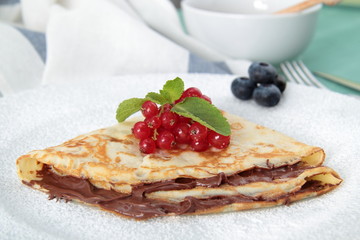 crespelle con cioccolata e frutta su piatto