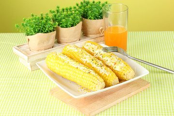 boiled corn with butter and the juice