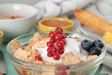 cereali con frutta e yogurt su tavolo per la prima colazione