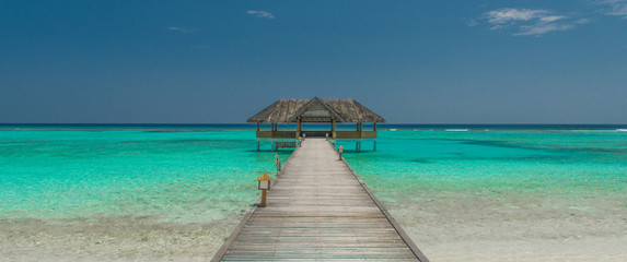Steg am Strand auf den Malediven