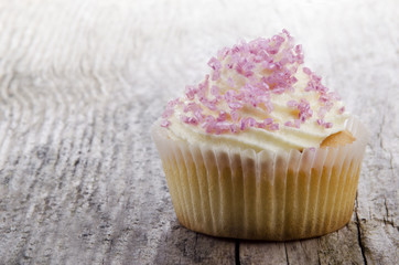 hausgemachte cup cake auf einem Holzbrett