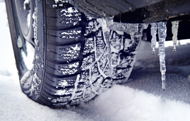 Winterreifen mit Eiszapfen