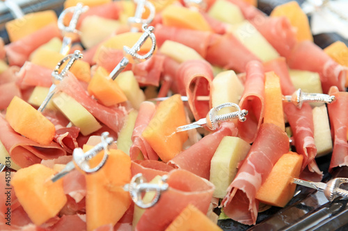 Fruchtige Melonen Schinken Spieße — Rezepte Suchen
