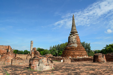 Fototapeta premium ruin of ancient temple in ayutthaya