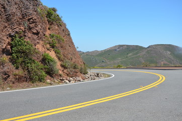 Straße an den Bergen