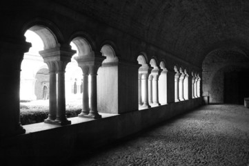Interno di un monastero francese in bianco e nero