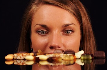 Frau kuckt auf Süßigkeiten