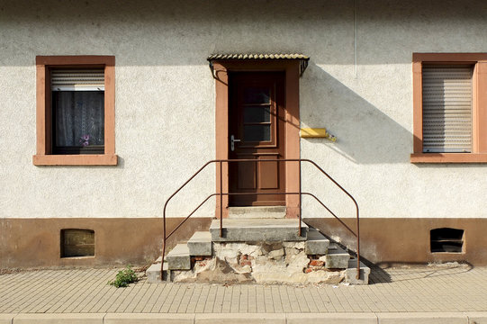 Sanierungsbed&uuml;rftige Treppe